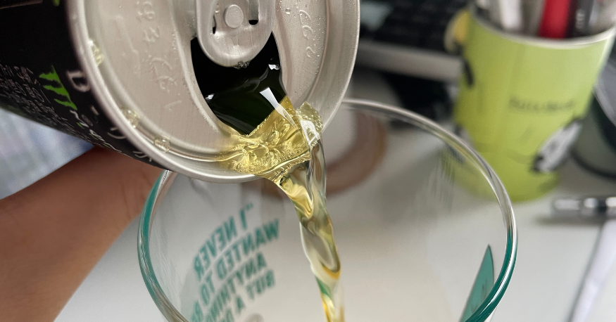 モンスターカフェインゼロをコップに注ぐ様子